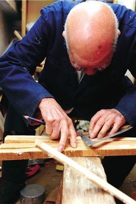 百歲巧手傳溫情，千把馬扎贈(zèng)鄰里——老木匠的工匠精神與社區(qū)情誼